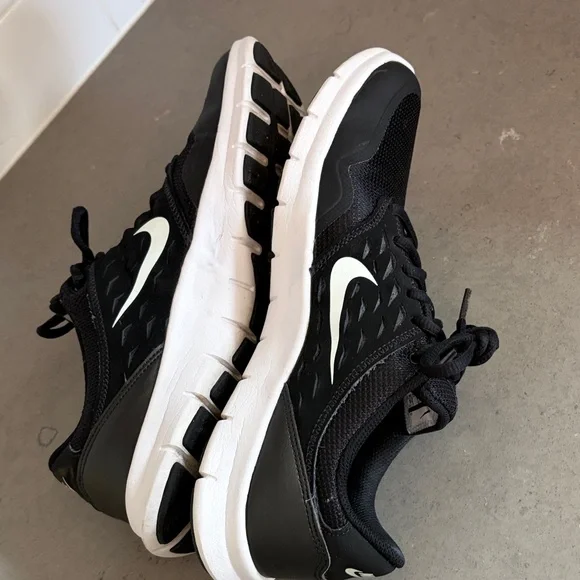 Nike Black and White Running Shoes - Picture 4 of 7